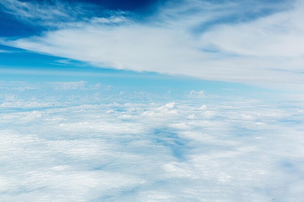 Cloudscape e céu azul na estratosfera