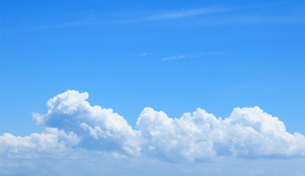 Cloudscape e céu azul