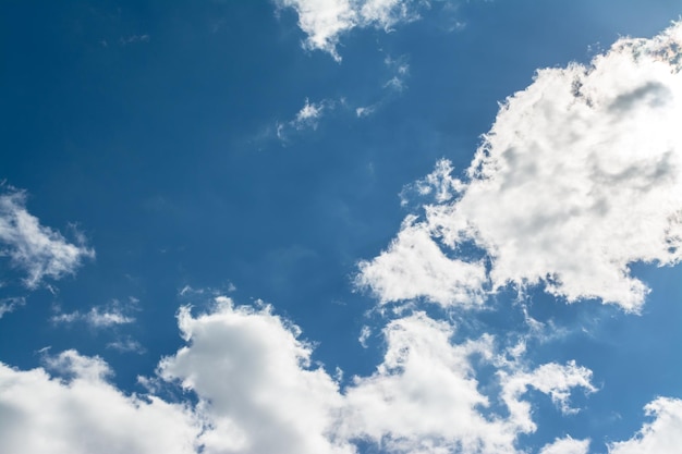 Cloudscape em um dia ensolarado