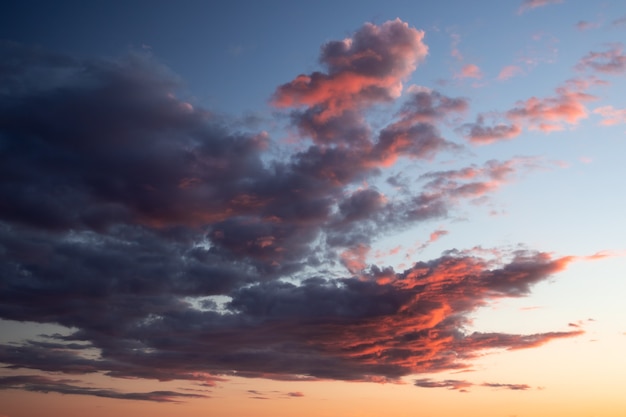 Cloudscape espectacular con nubes de colores al amanecer.