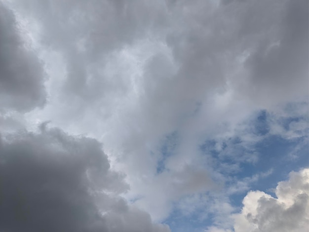 Un cloudscape gris por la tarde