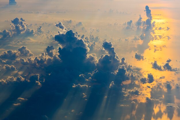 Cloudscape hermoso desde arriba vista de la ventana del avión al atardecer