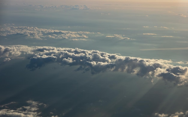 Cloudscape Hintergrund bei Sonnenaufgang Blick aus einem Flugzeugfenster