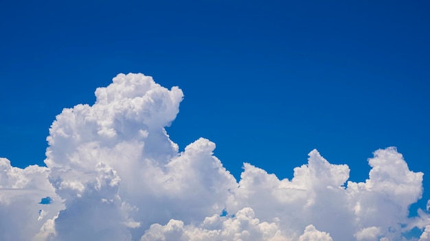 Cloudscape-Hintergrund von schönen weißen Cumulonimbus-Wolken auf blauem Himmel am sonnigen Tag