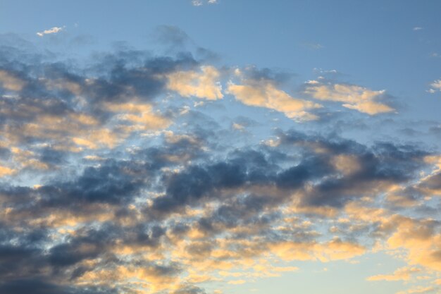 Cloudscape increíble en el cielo al atardecer después de la lluvia