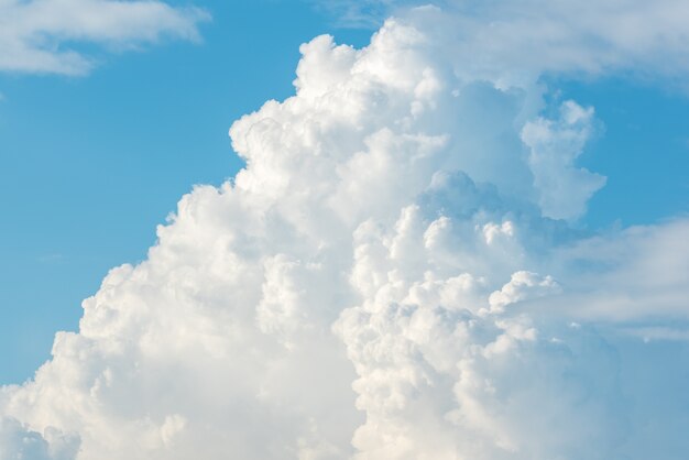 Cloudscape mit blauem Himmel und weißen Wolken