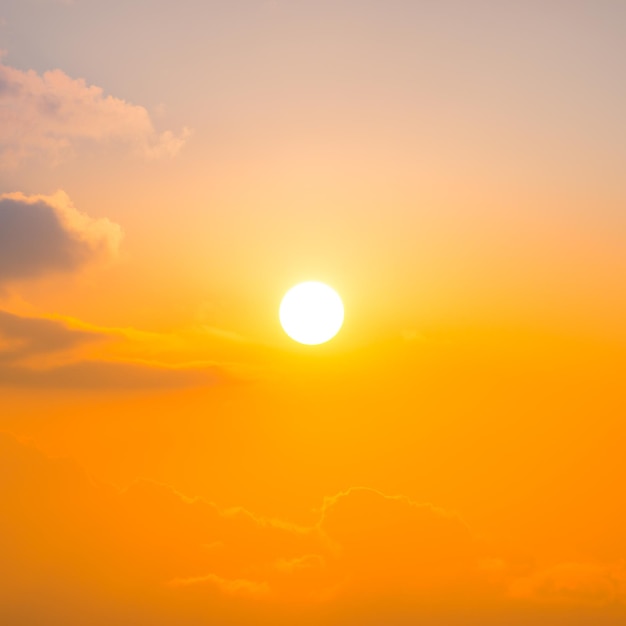 Cloudscape mit hellem Himmel und schönem dramatischem Sonnenuntergang. Kann als Hintergrund verwendet werden