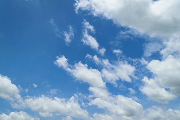 Cloudscape de naturaleza con cielo azul y nubes blancas