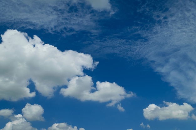 Cloudscape de naturaleza con cielo azul y nubes blancas