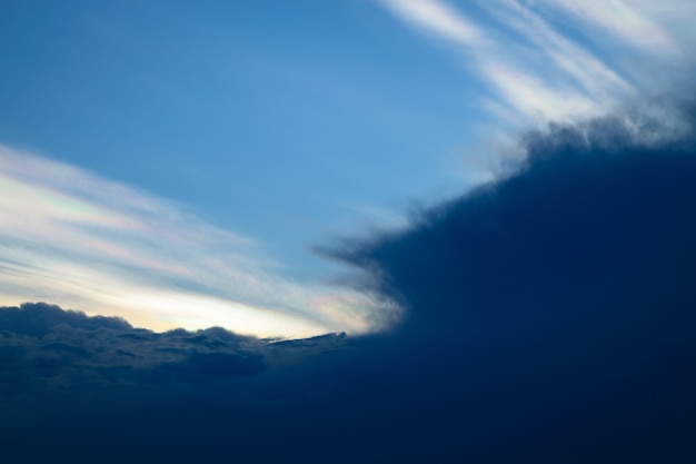 Cloudscape de naturaleza con cielo azul y nubes blancas