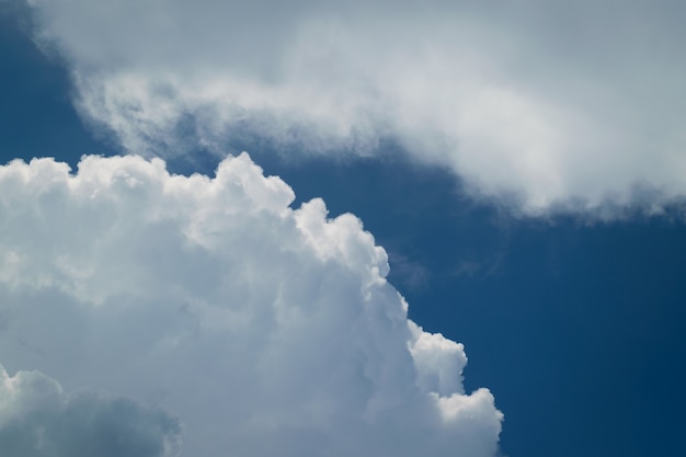 Cloudscape natureza com céu azul e nuvem branca