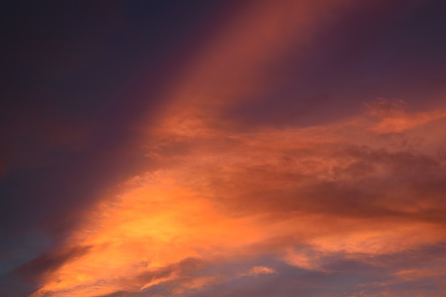 Cloudscape natureza com céu vermelho e nuvem de tempestade