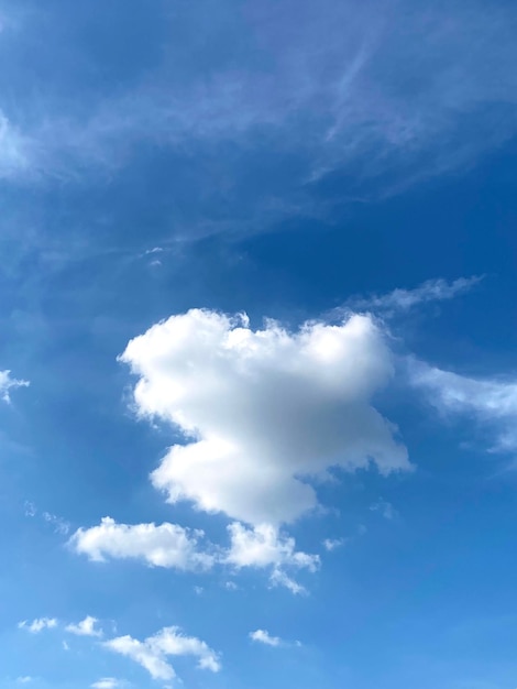 Cloudscape no céu azul