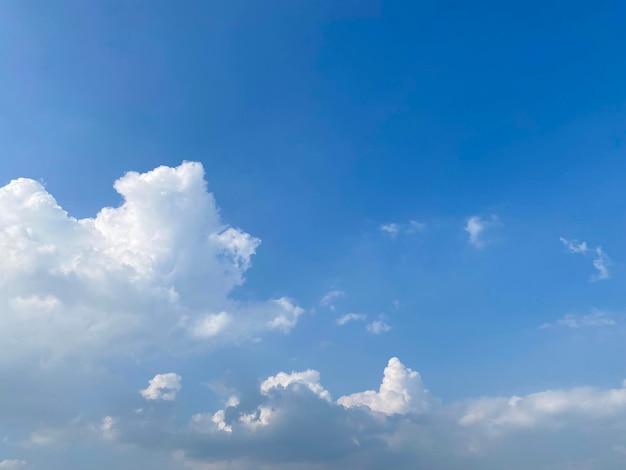 Cloudscape no fundo do céu azul