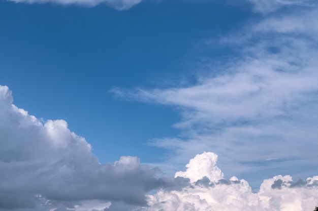 Cloudscape Nubes blancas y grises en un cielo azul. .