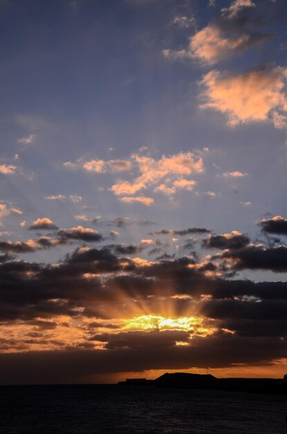 Cloudscape, nubes de colores al atardecer cerca del océano