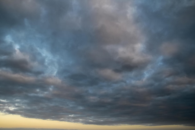 Cloudscape, nubes de colores al atardecer cerca del océano