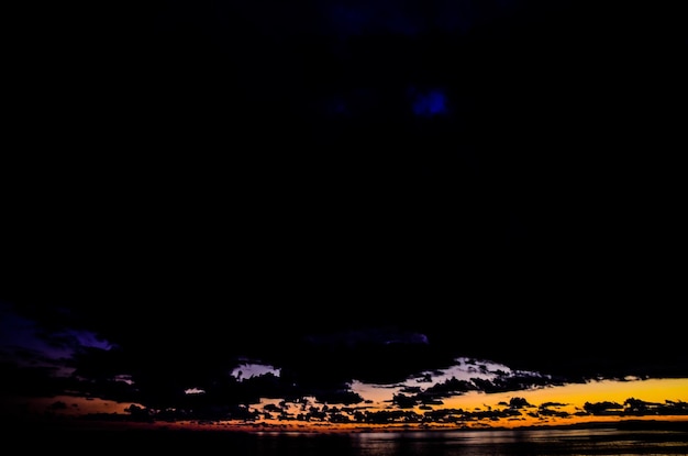 Cloudscape, nubes de colores al atardecer cerca del océano