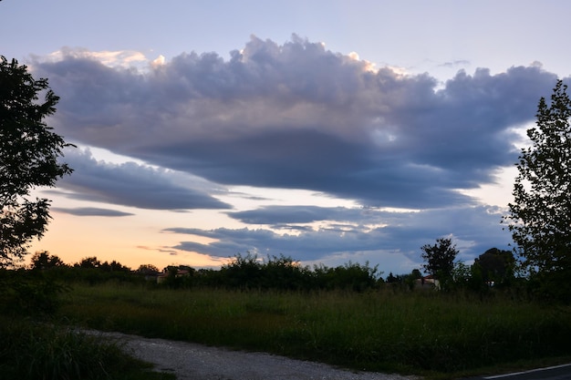 Cloudscape, nubes de colores al atardecer cerca del océano