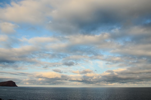 Cloudscape, nubes de colores al atardecer cerca del océano