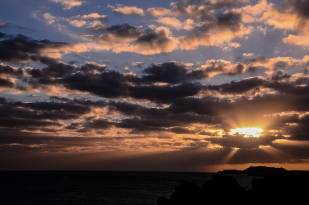 Cloudscape, nubes de colores al atardecer cerca del océano