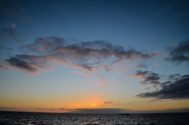 Cloudscape, nubes de colores al atardecer cerca del océano