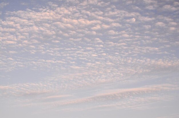 Cloudscape, nubes de colores al atardecer cerca del océano