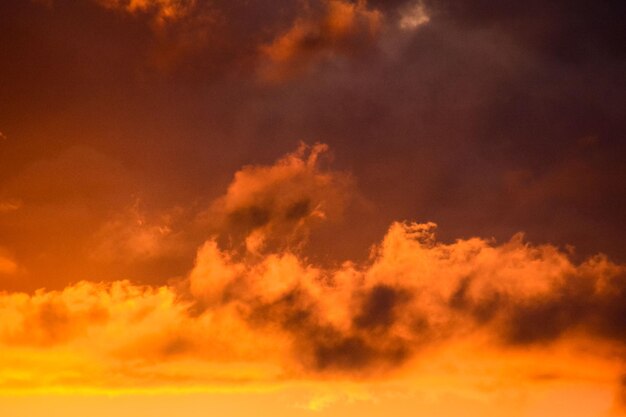 Cloudscape, nubes de colores al atardecer cerca del océano