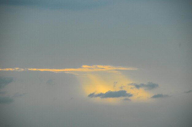 Cloudscape, nubes de colores al atardecer cerca del océano