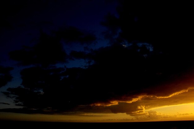 Cloudscape, nubes de colores al atardecer cerca del océano