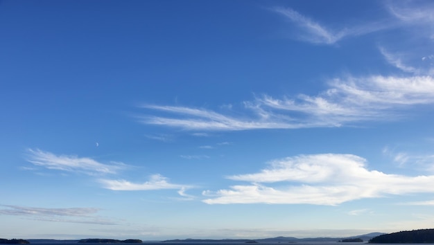 Cloudscape nublado durante el día soleado de verano en la costa oeste del océano Pacífico