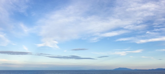 Cloudscape nublado durante o dia ensolarado de verão na costa oeste da ocea pacífica