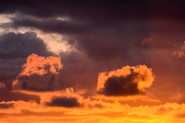 Foto cloudscape, nuvens coloridas ao pôr do sol perto do oceano