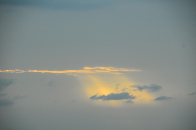 Cloudscape, nuvens coloridas ao pôr do sol perto do oceano