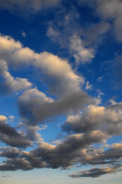 Cloudscape, nuvens coloridas ao pôr do sol perto do oceano