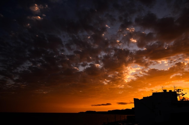 Cloudscape, nuvens coloridas ao pôr do sol perto do oceano