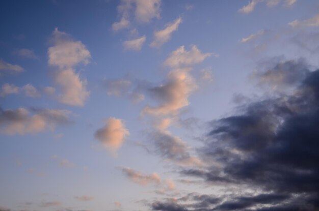 Cloudscape, nuvens coloridas ao pôr do sol perto do oceano