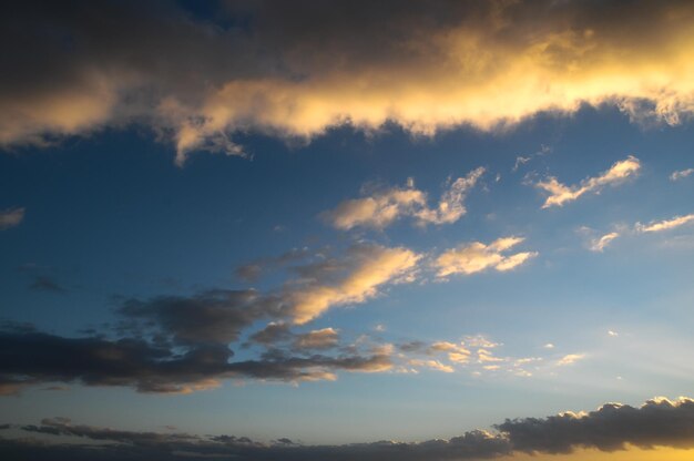 Cloudscape, nuvens coloridas ao pôr do sol perto do oceano