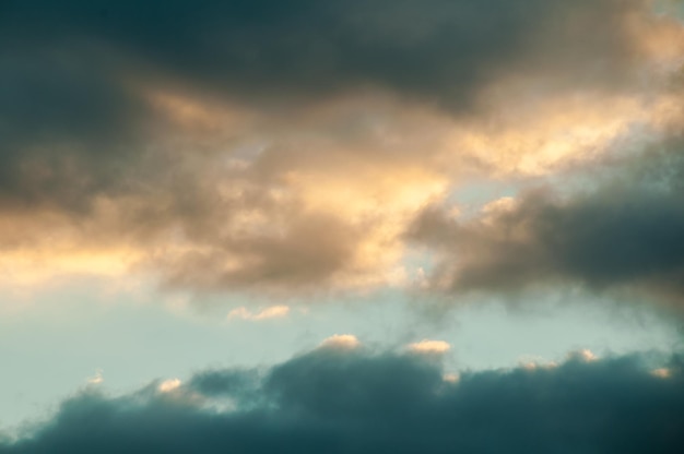 Cloudscape, nuvens coloridas ao pôr do sol perto do oceano