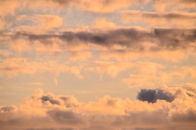 Cloudscape, nuvens coloridas ao pôr do sol perto do oceano