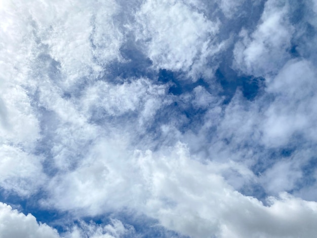 Cloudscape sobre fondo de cielo azul