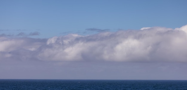 Cloudscape sobre o oceano pacífico na costa oeste do canadá