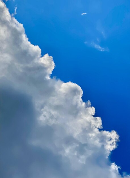 Cloudscape tem se desenvolvido de forma deslumbrante O vasto céu azul e o fundo do céu com nuvens