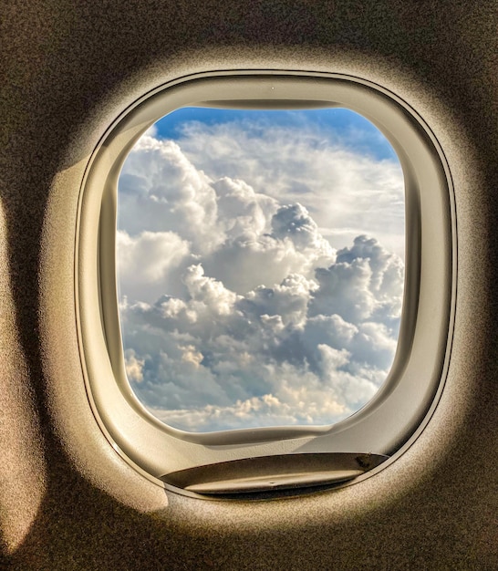 Cloudscape visto a través de la ventana de un avión volando