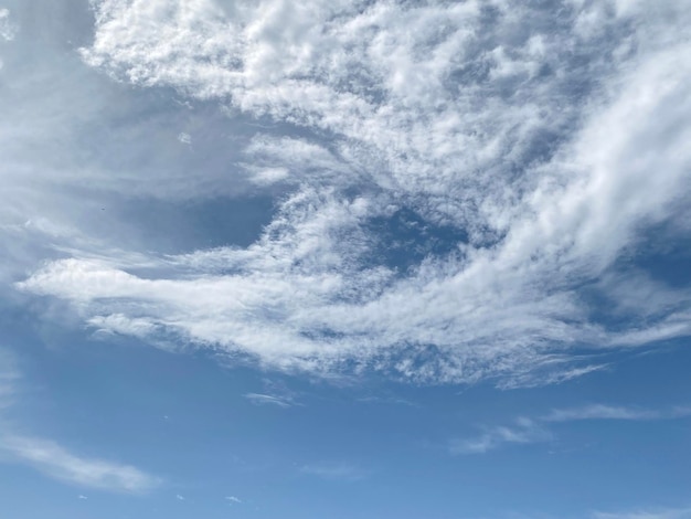 Cloudscapes en el cielo azul en verano