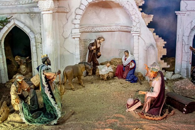 Foto clouse da cena do nascimento de jesus num celeiro