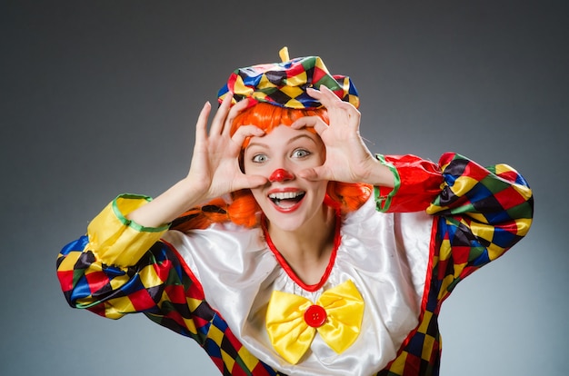 Clown im lustigen konzept auf dunklem hintergrund