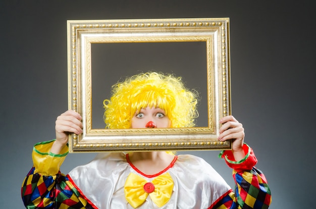 Foto clown im lustigen konzept auf dunklem hintergrund