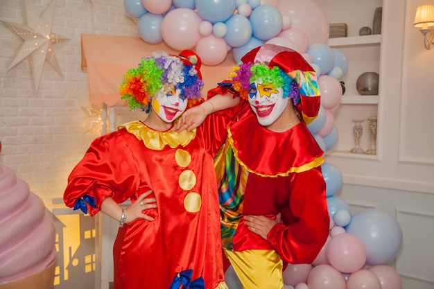 Clownjunge und Clownmädchen beim Kindergeburtstag Spaß und Emotionen