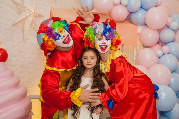 Clownjunge und Clownmädchen beim Mädchengeburtstag Spaß und Genuss